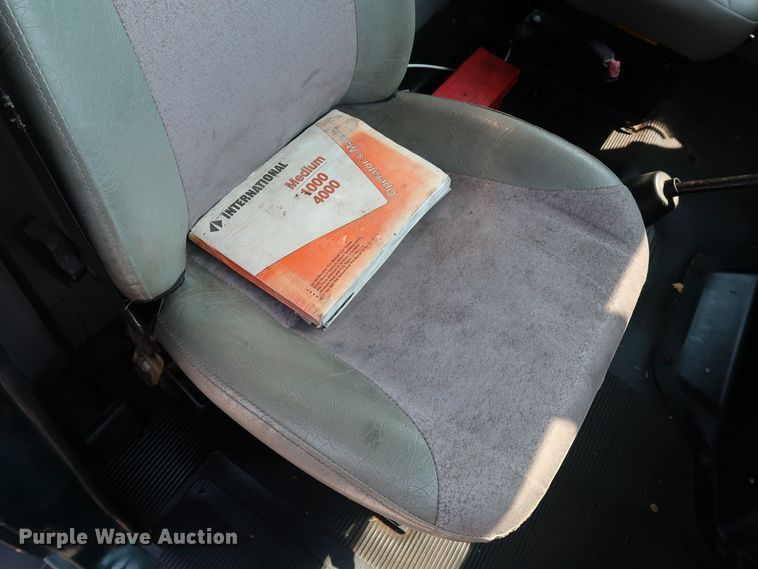 image for item KQ9744 1996 International 4900  box truck