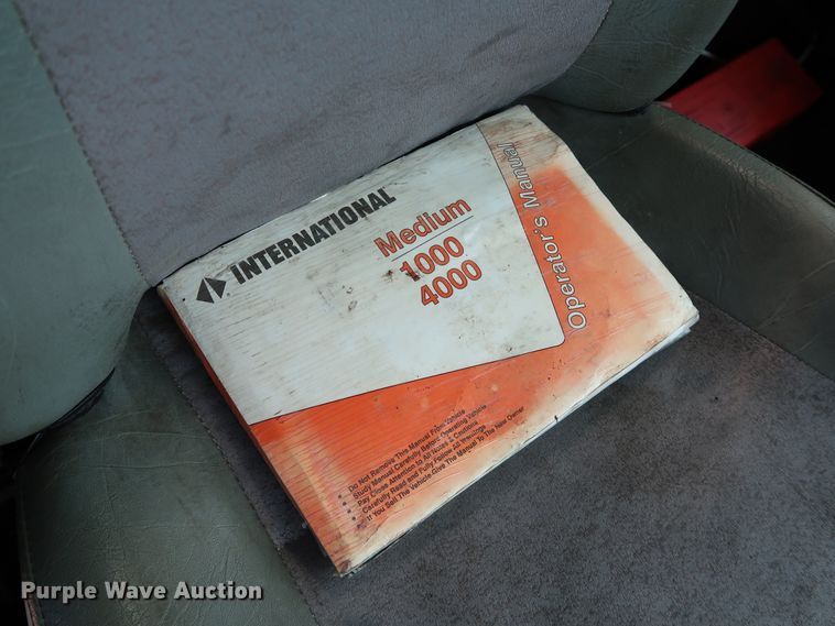 image for item KQ9744 1996 International 4900  box truck