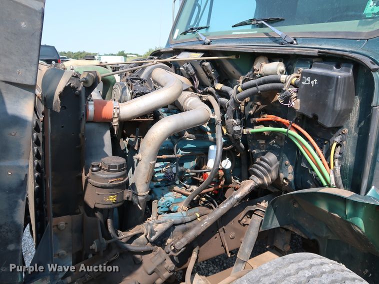 image for item KQ9744 1996 International 4900  box truck