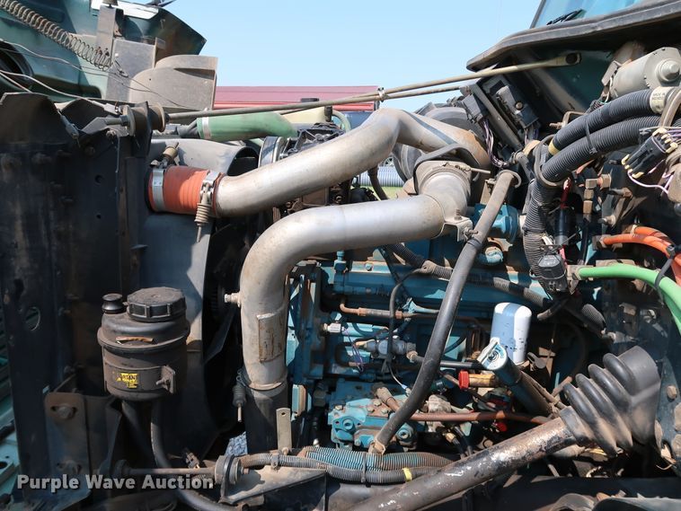 image for item KQ9744 1996 International 4900  box truck