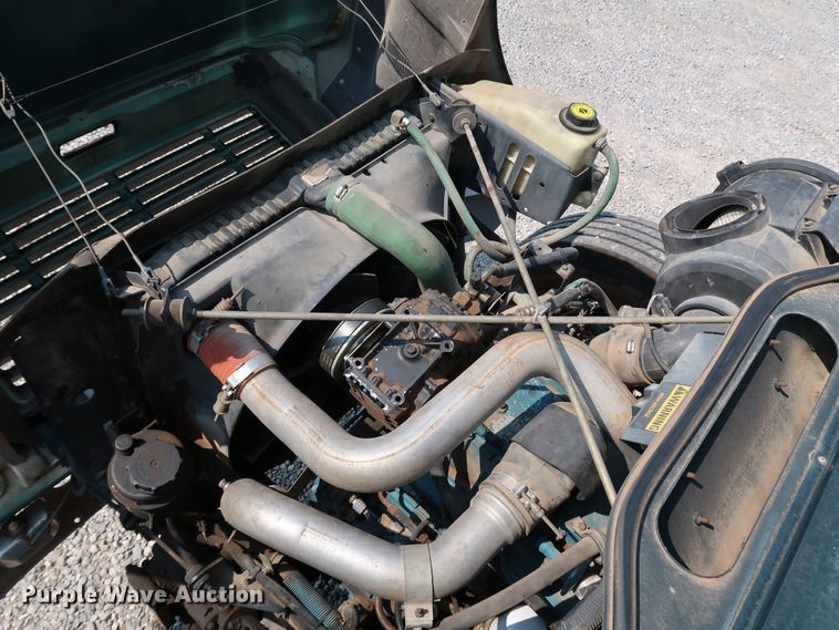 image for item KQ9744 1996 International 4900  box truck