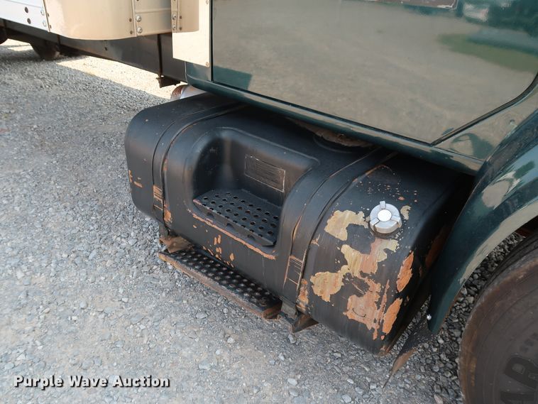 image for item KQ9744 1996 International 4900  box truck