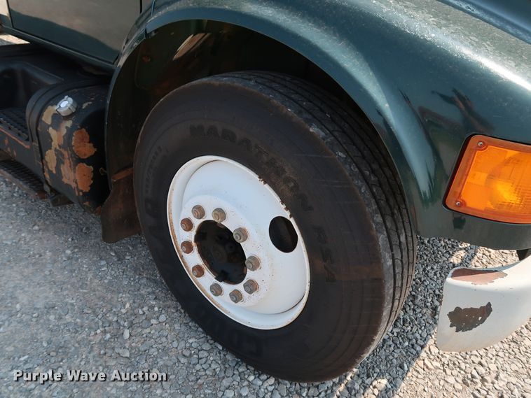 image for item KQ9744 1996 International 4900  box truck