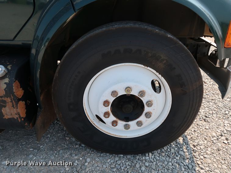 image for item KQ9744 1996 International 4900  box truck