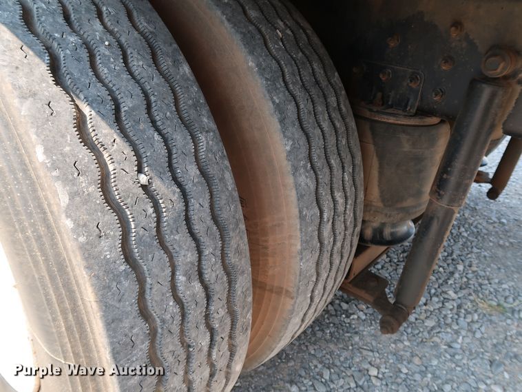 image for item KQ9744 1996 International 4900  box truck