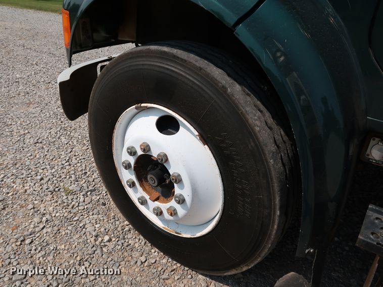 image for item KQ9744 1996 International 4900  box truck