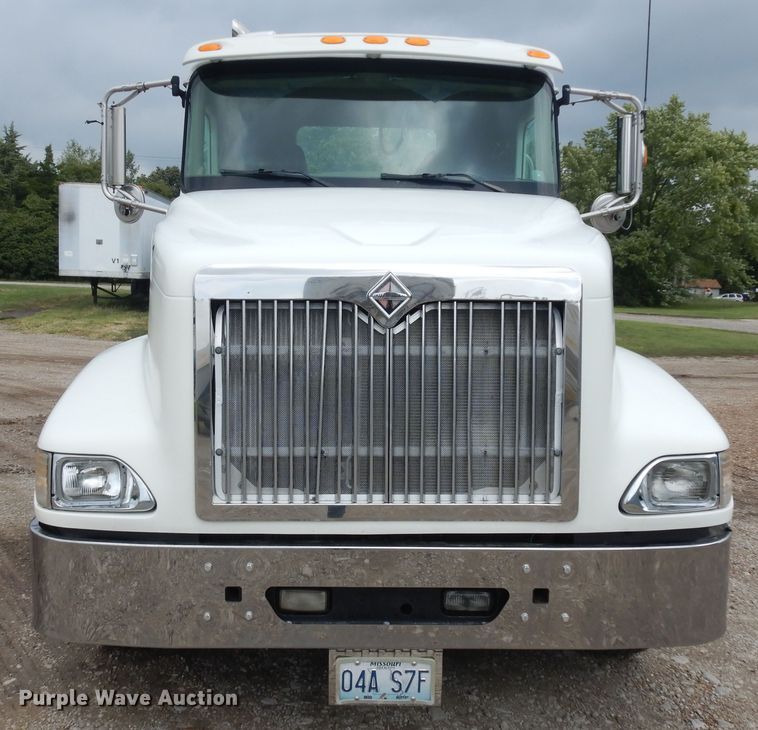 image for item KU9214 2007 International 9400i  semi truck
