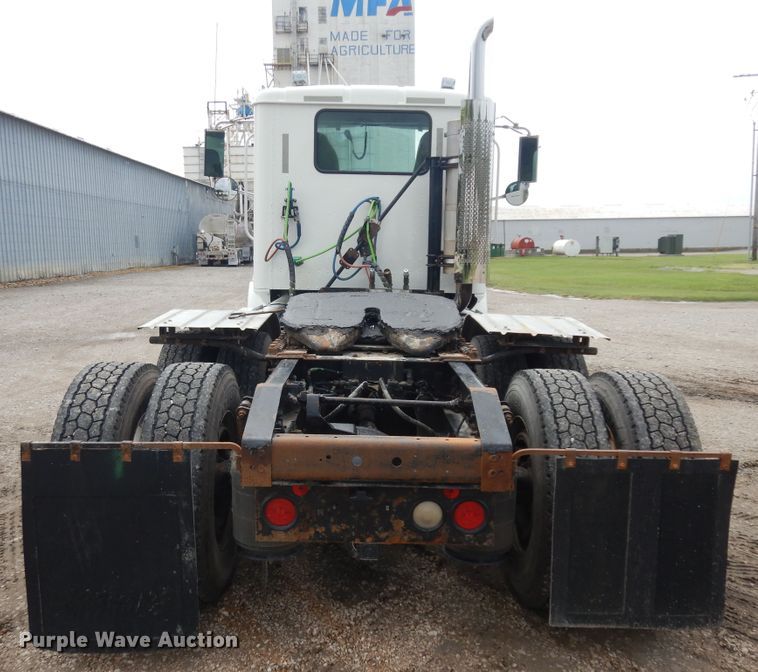 image for item KU9214 2007 International 9400i  semi truck