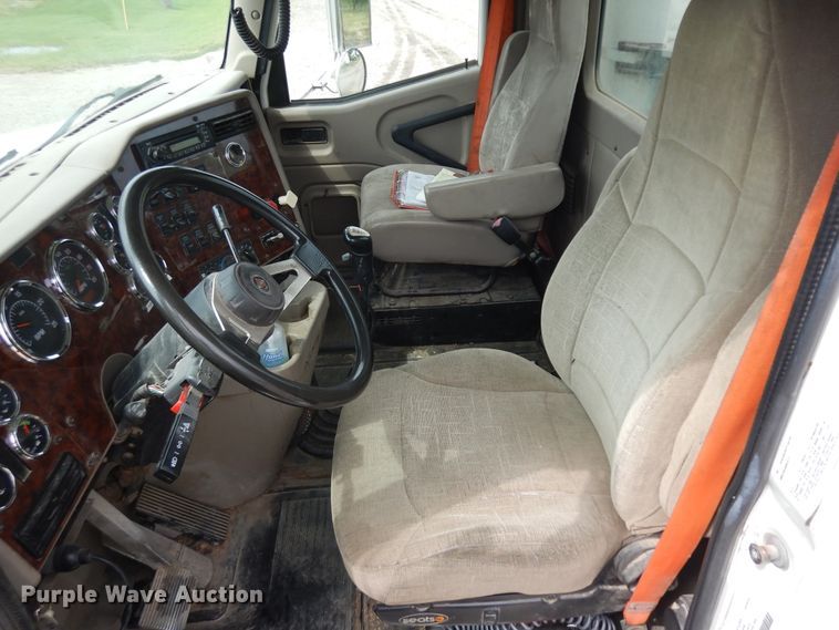 image for item KU9214 2007 International 9400i  semi truck