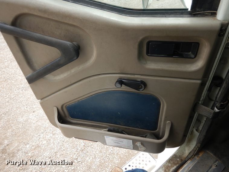 image for item KU9214 2007 International 9400i  semi truck