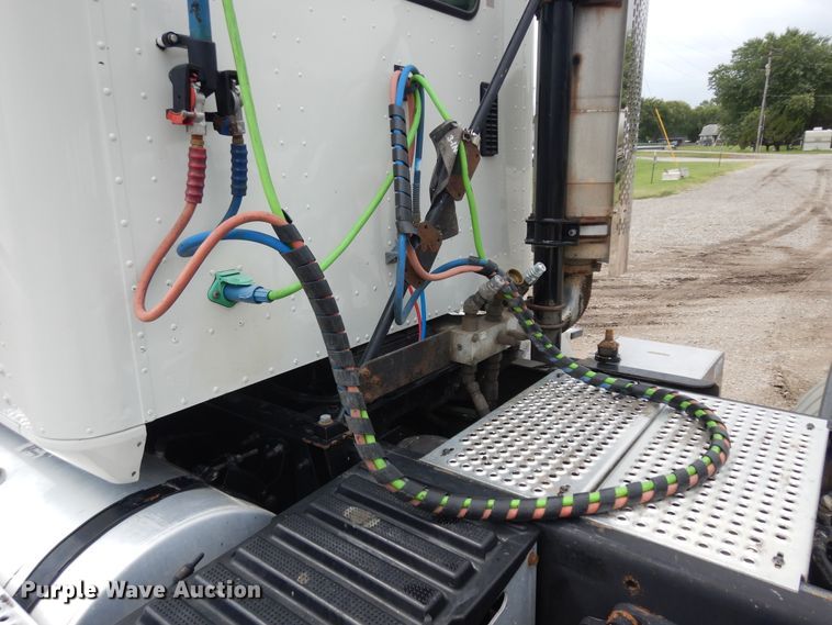 image for item KU9214 2007 International 9400i  semi truck