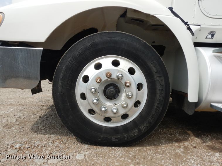 image for item KU9214 2007 International 9400i  semi truck