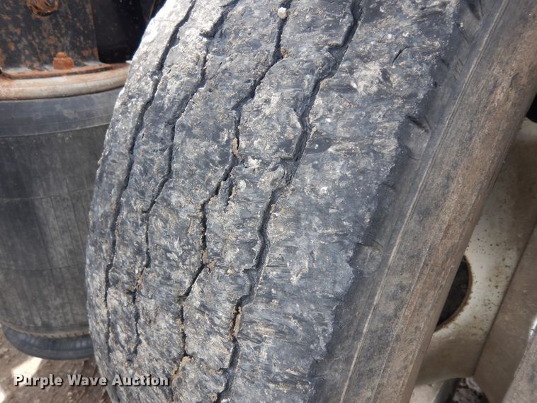 image for item KU9214 2007 International 9400i  semi truck