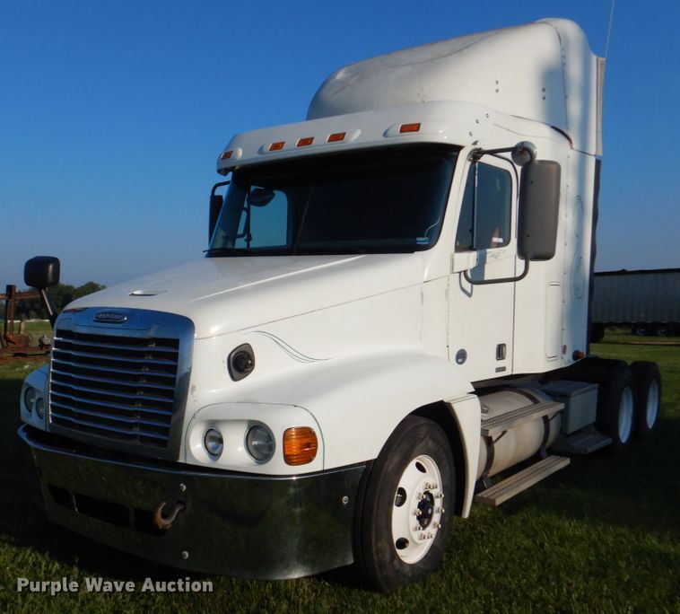 image for item KW9787 2010 Freightliner Century Class ST120  semi truck