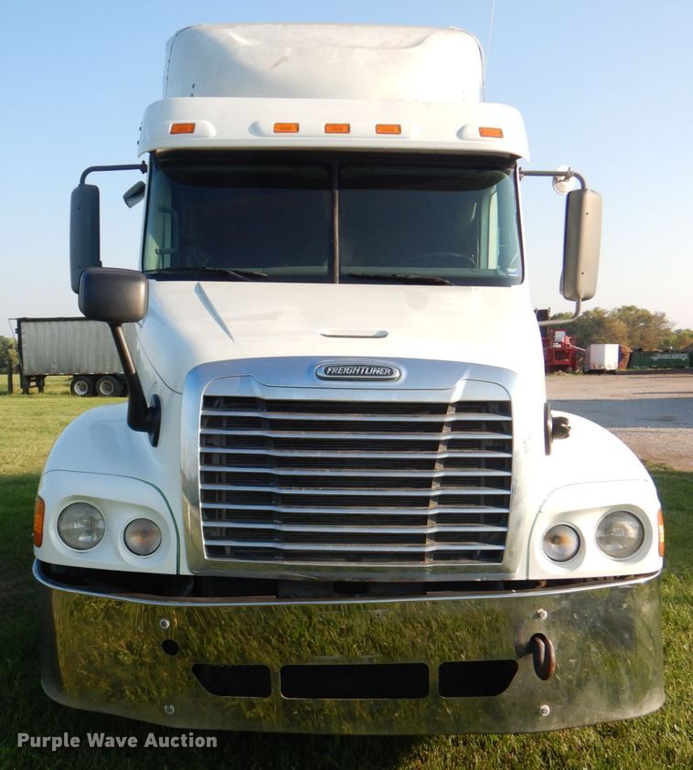 image for item KW9787 2010 Freightliner Century Class ST120  semi truck