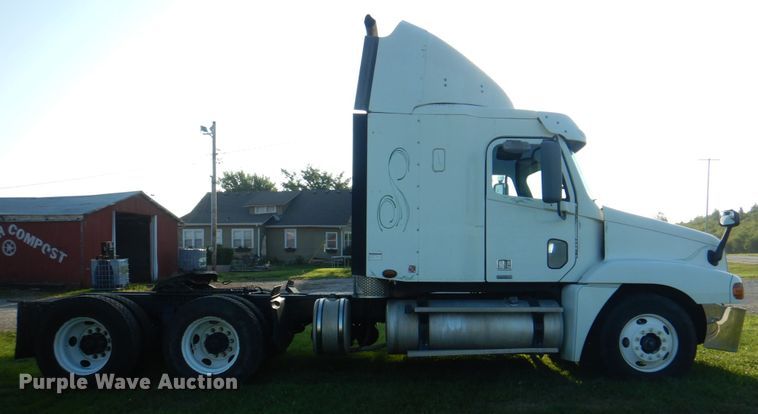 image for item KW9787 2010 Freightliner Century Class ST120  semi truck