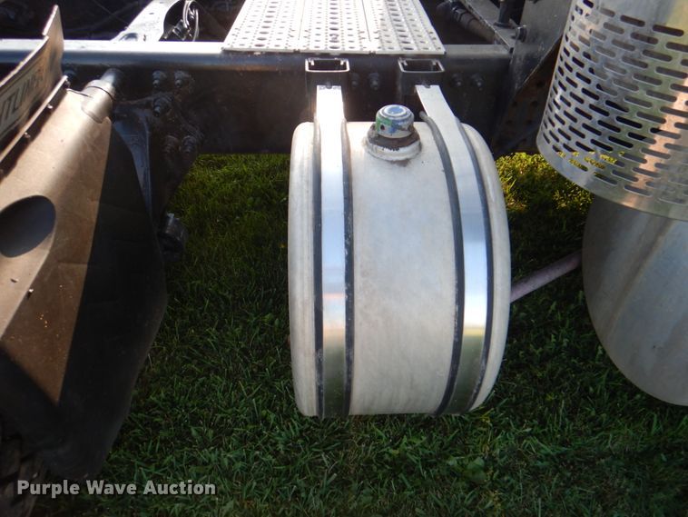 image for item KW9787 2010 Freightliner Century Class ST120  semi truck