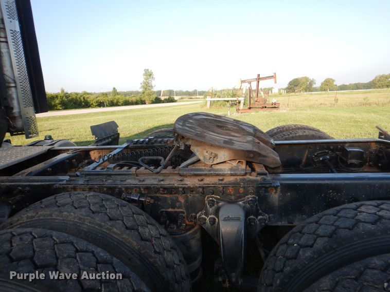 image for item KW9787 2010 Freightliner Century Class ST120  semi truck