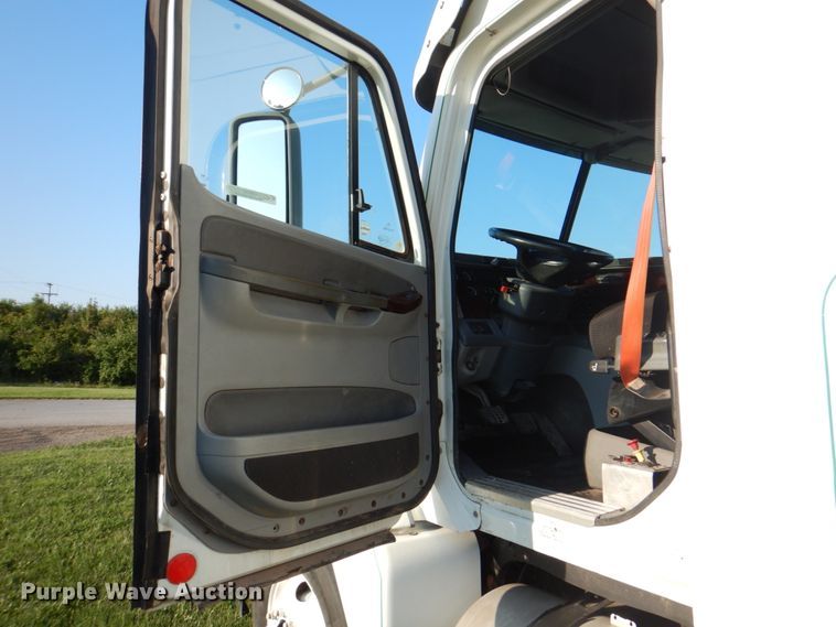 image for item KW9787 2010 Freightliner Century Class ST120  semi truck