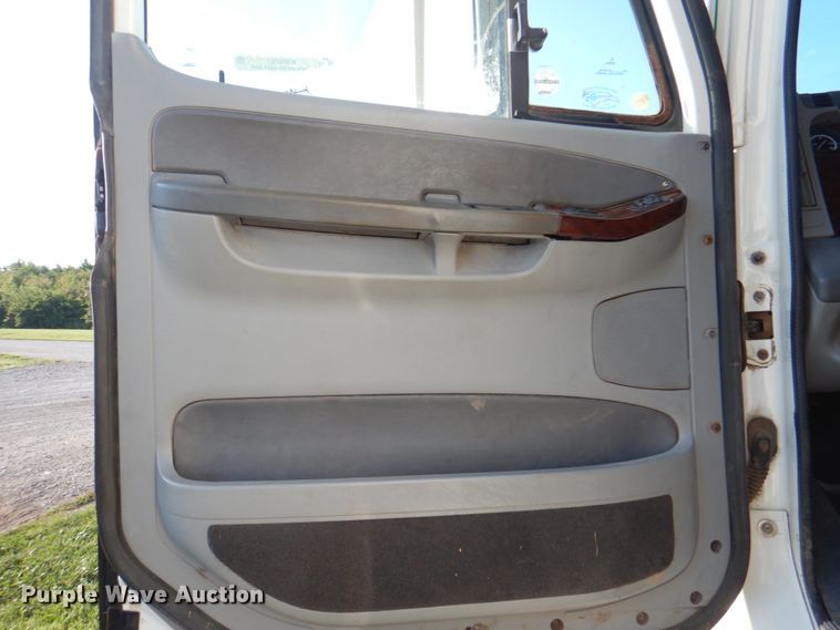 image for item KW9787 2010 Freightliner Century Class ST120  semi truck