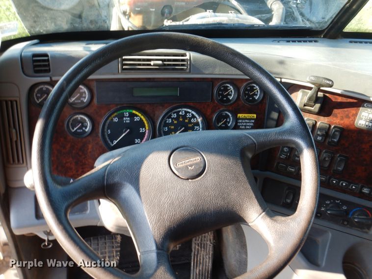 image for item KW9787 2010 Freightliner Century Class ST120  semi truck