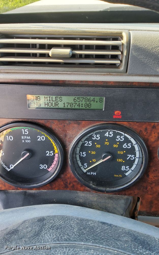 image for item KW9787 2010 Freightliner Century Class ST120  semi truck