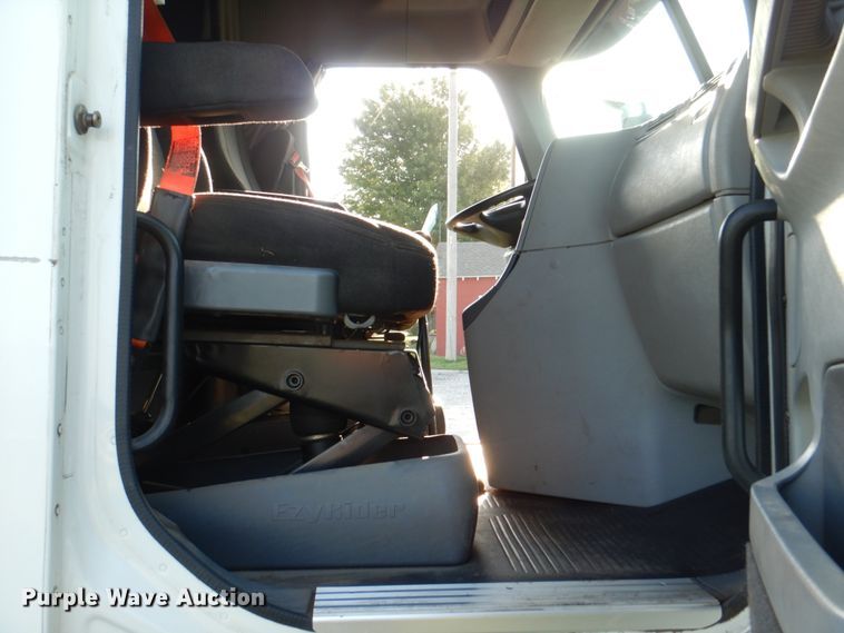 image for item KW9787 2010 Freightliner Century Class ST120  semi truck