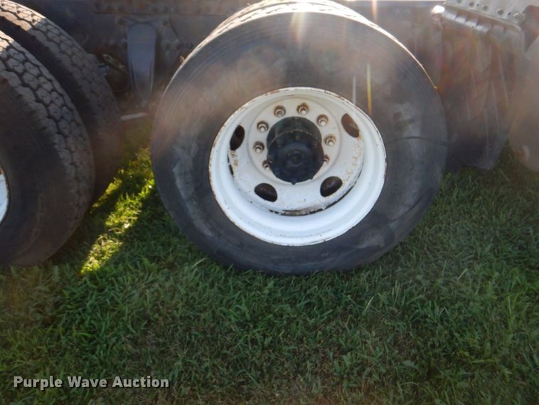 image for item KW9787 2010 Freightliner Century Class ST120  semi truck