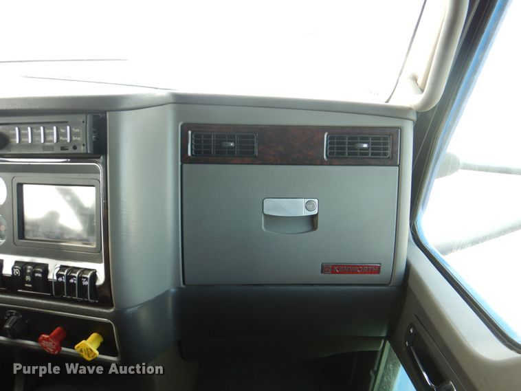 image for item KW9874 2016 Kenworth T660  semi truck