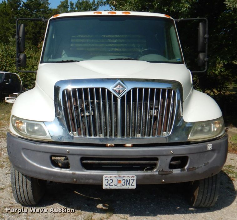 image for item KX9386 2006 International 4300  flatbed truck