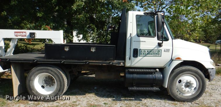 image for item KX9386 2006 International 4300  flatbed truck