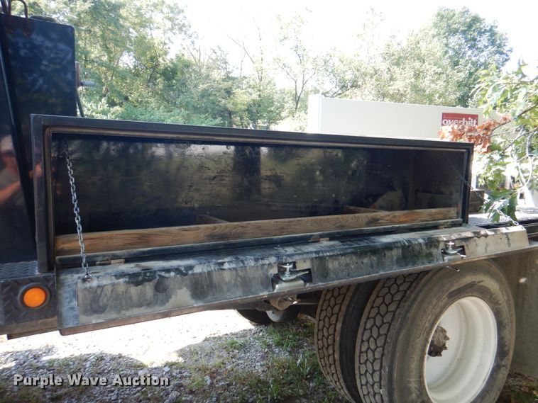 image for item KX9386 2006 International 4300  flatbed truck