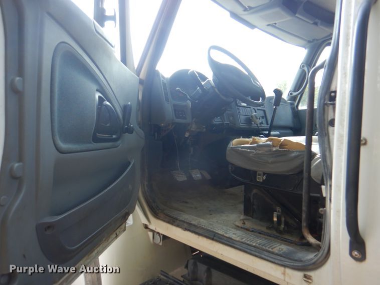 image for item KX9386 2006 International 4300  flatbed truck