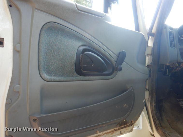 image for item KX9386 2006 International 4300  flatbed truck