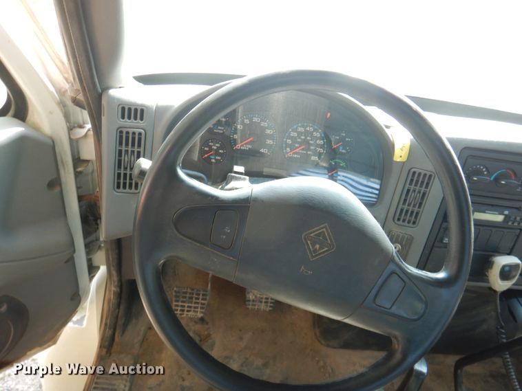 image for item KX9386 2006 International 4300  flatbed truck