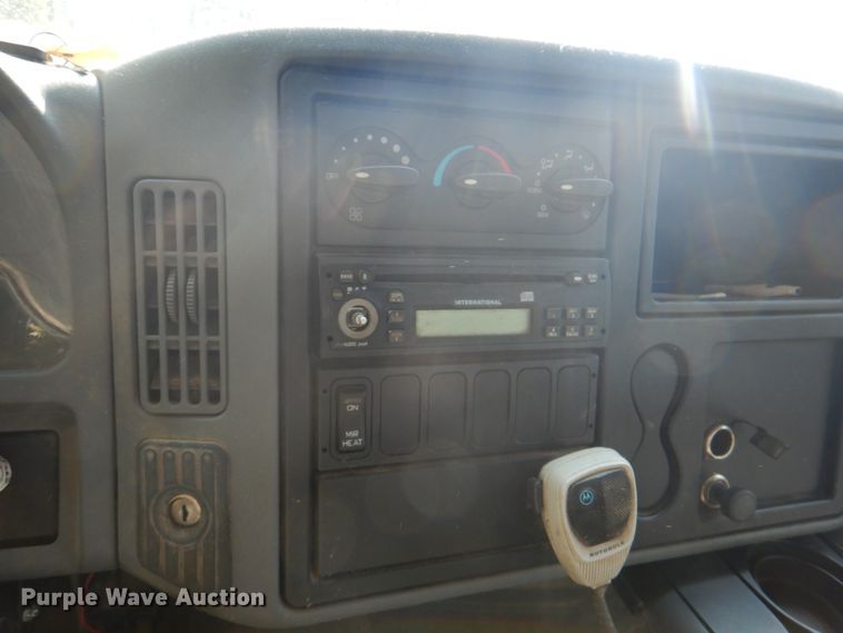 image for item KX9386 2006 International 4300  flatbed truck