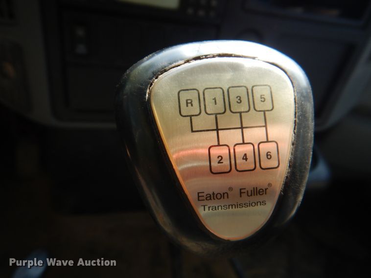 image for item KX9386 2006 International 4300  flatbed truck