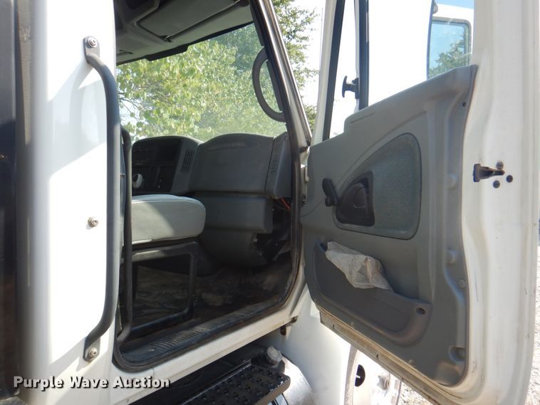 image for item KX9386 2006 International 4300  flatbed truck