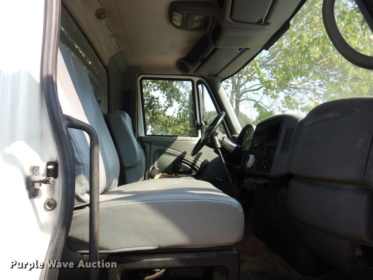 image for item KX9386 2006 International 4300  flatbed truck