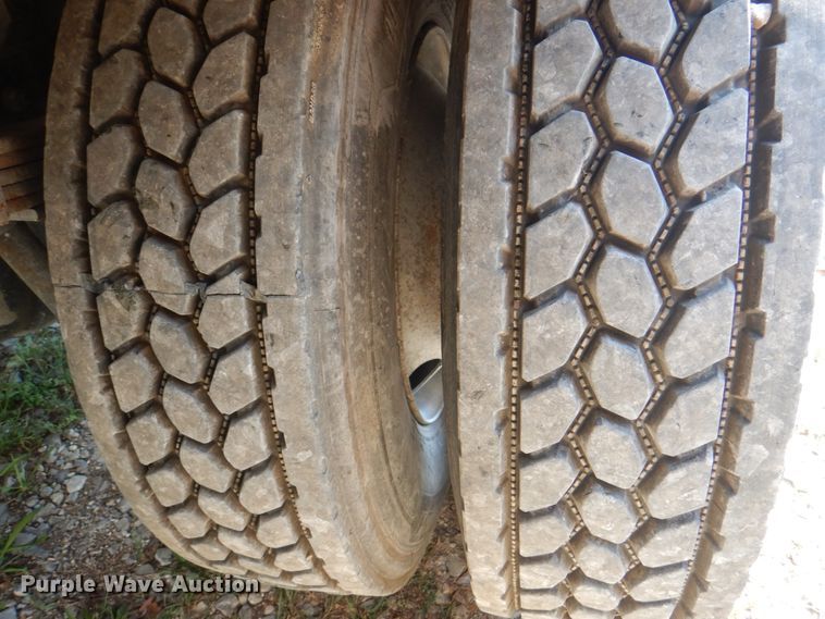 image for item KX9386 2006 International 4300  flatbed truck