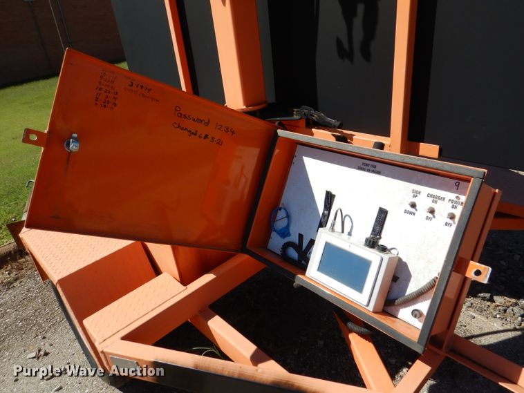 image for item DL3044 2009 Ver-Mac PCMS1210 message board trailer