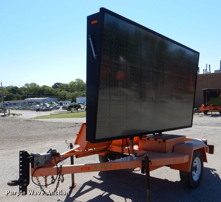 image for item DL3046 2007 Ver-Mac PCMS1210 message board trailer