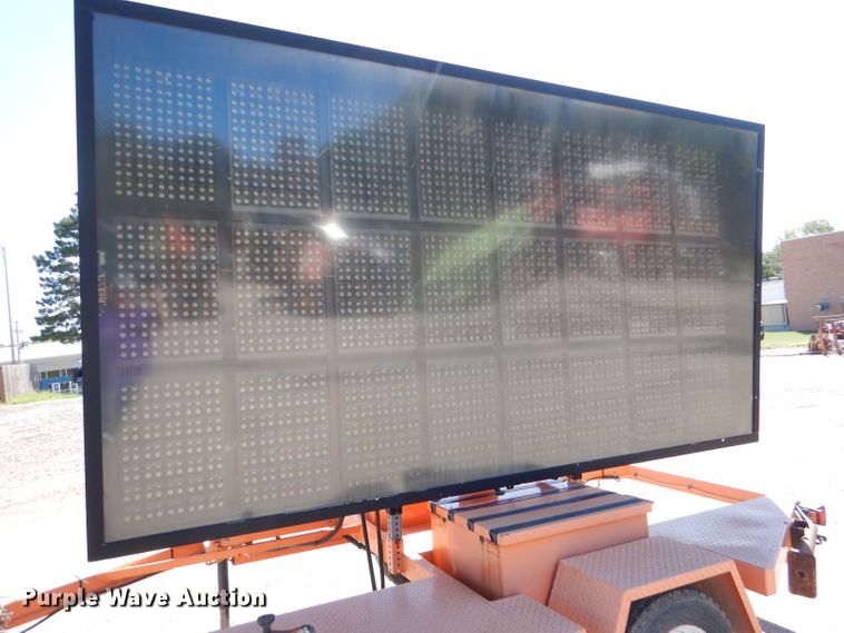 image for item DL3046 2007 Ver-Mac PCMS1210 message board trailer