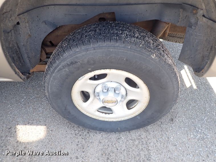 image for item DN2062 2002 Chevrolet Suburban 1500  SUV