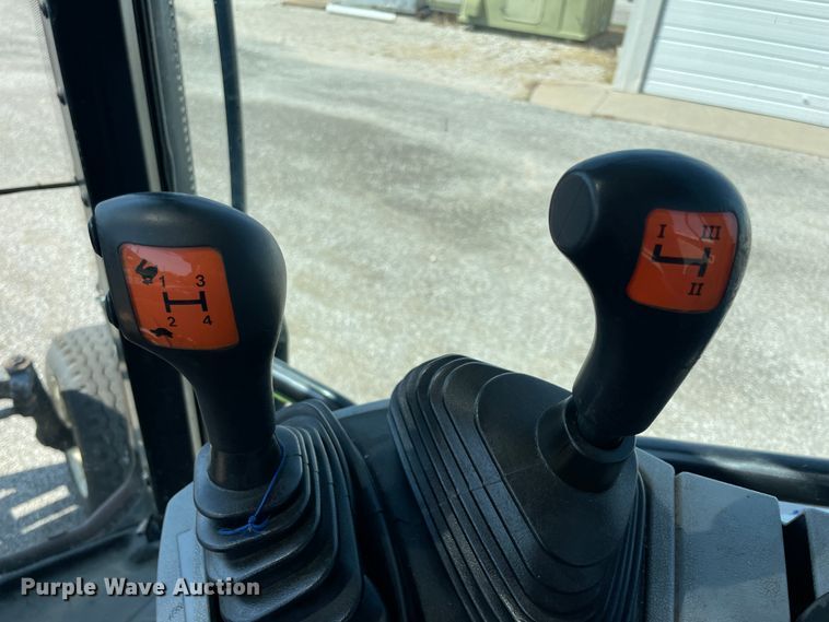 image for item JQ9639 2009 New Holland T6020  tractor