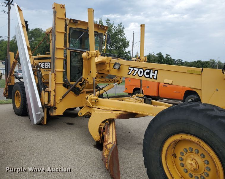 image for item KK9240 2001 John Deere 770CH  motor grader