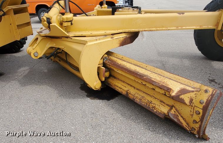 image for item KK9240 2001 John Deere 770CH  motor grader