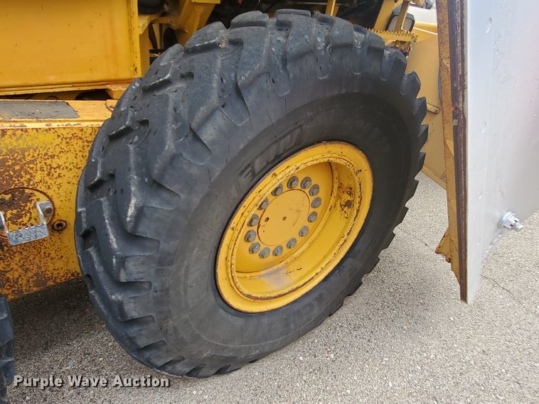 image for item KK9240 2001 John Deere 770CH  motor grader