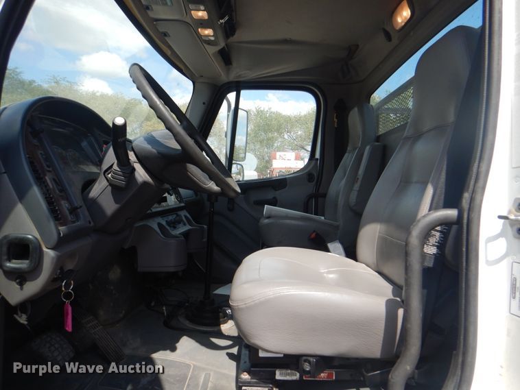 image for item DG1726 2008 Freightliner Business Class M2  flatbed truck