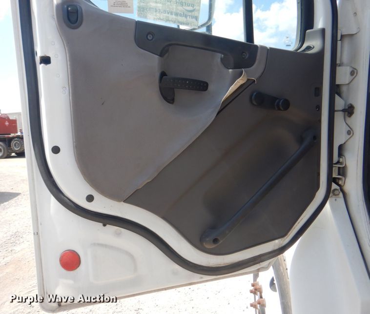 image for item DG1726 2008 Freightliner Business Class M2  flatbed truck